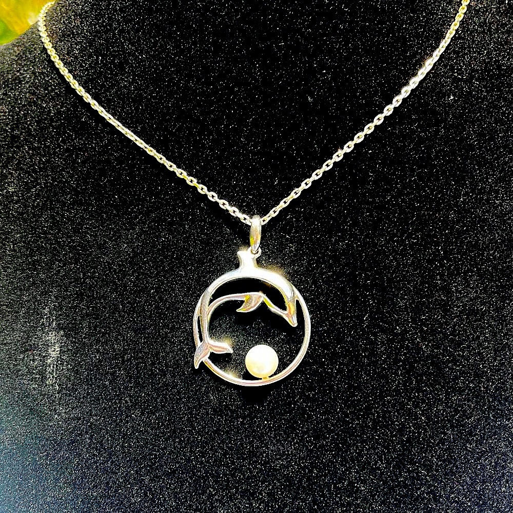 VANTEL Silver dolphin w Pearl necklace